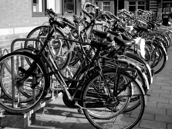 Parking à vélos en noir et blanc