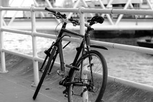 Vélo de ville accroché à une barrière