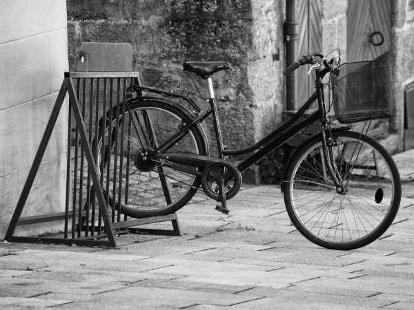 Vélo accroché par la roue arrière
