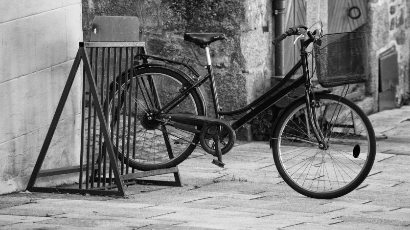 Vélo accroché par la roue arrière
